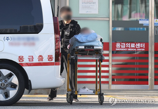 추석 연휴를 앞두고 전국 병원 곳곳이 응급실 운영에 차질을 빚고 있는 가운데 11일 오전 서울 동작구 한 대형병원 응급실 인근에서 환자가 이송되고 있다.<연합뉴스>